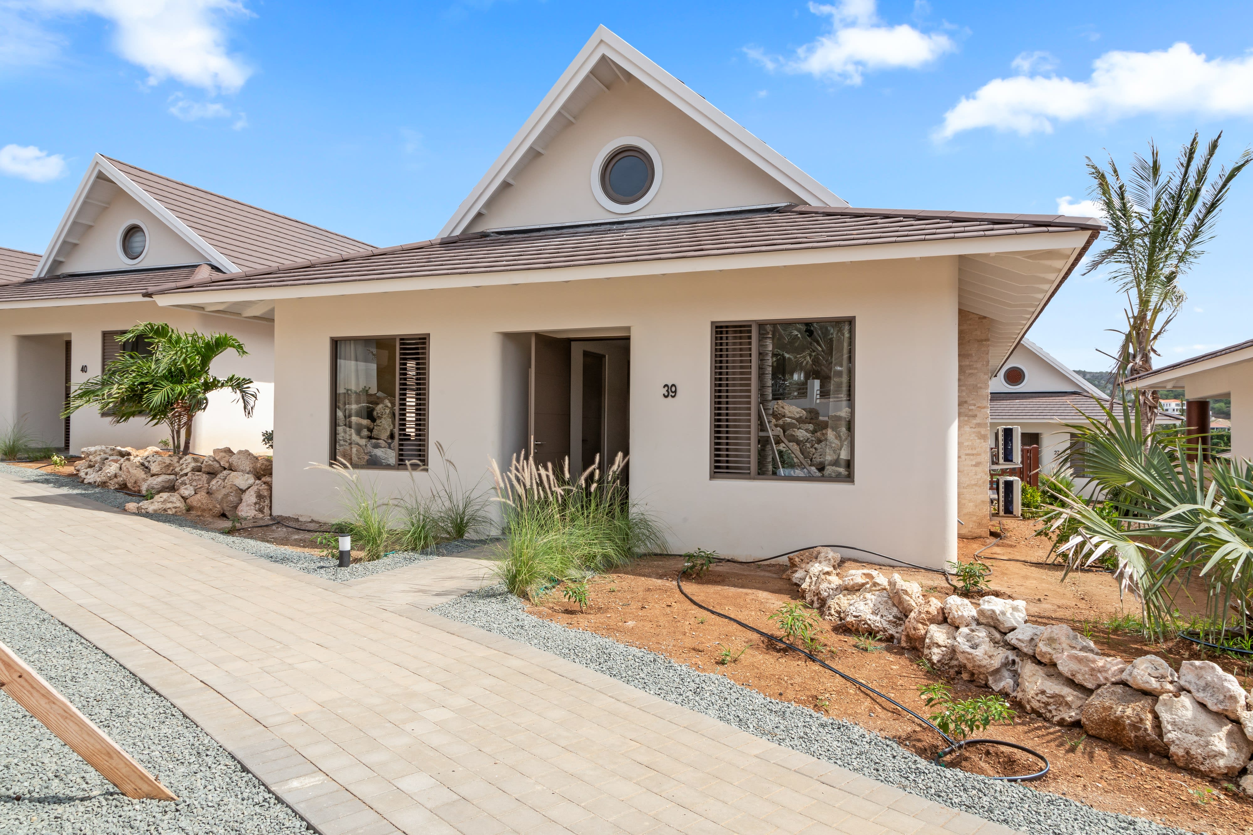 Thumbnail 1: Front - The Jazmyn 39